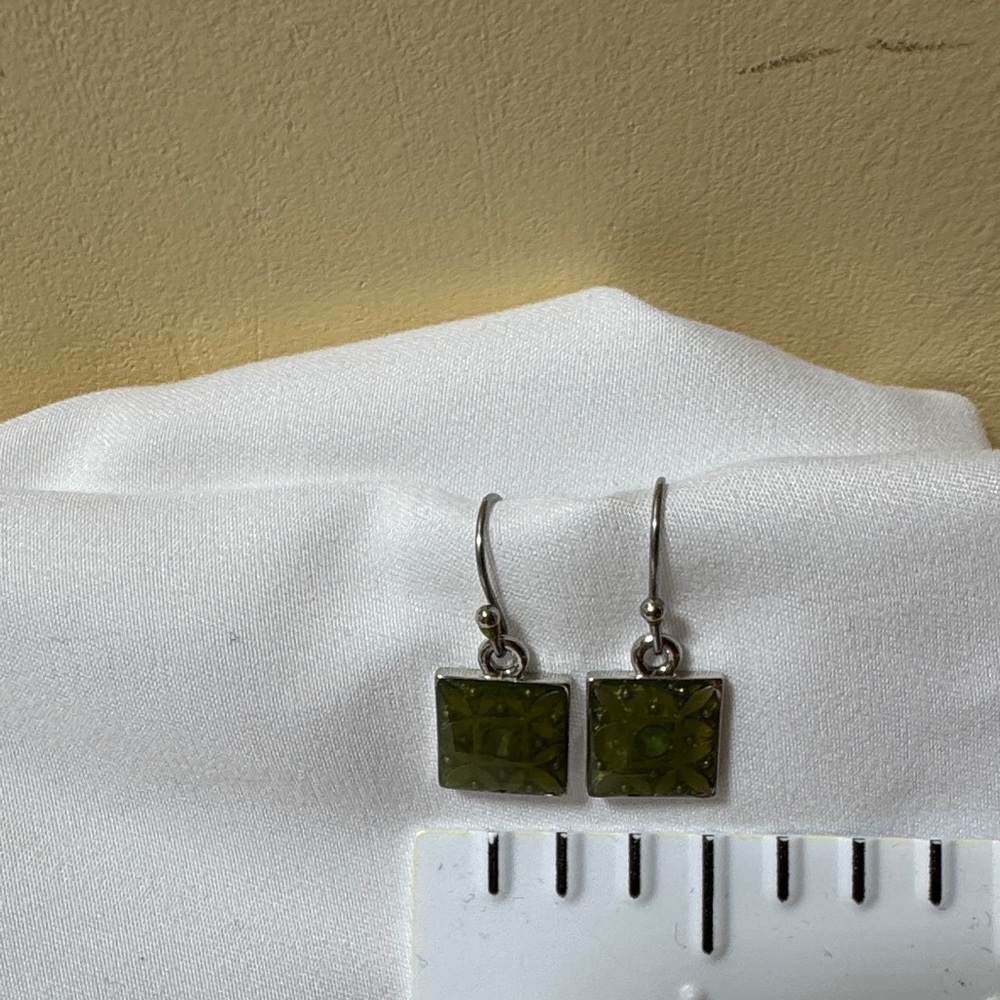 Elegant Green Square Earrings - Picture 3 of 6